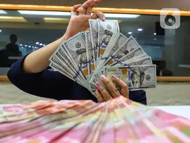 Pegawai menghitung mata uang Rupiah dan Dolar AS di salah satu gerai penukaran uang di Jakarta, Rabu (26/6/2024). (Liputan6.com/Angga Yuniar)