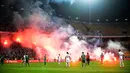 Suporter melemparkan suar saat pertandingan antara klub Mesir, Zamalek dan klub Libya, Al Ahly Tripoli pada lanjutan Grup B Liga Champion Afrika di Army Stadium, Alexandria, Mesir, (9/7). (AFP Photo/Khaled Desouki)