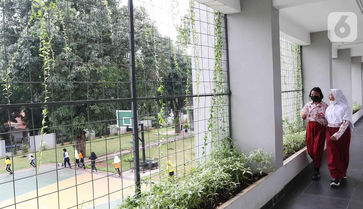 Pelajar melewati koridor sekolah di SDN Ragunan 08 yang termasuk sekolah berkonsep net zero carbon di Jakarta, Kamis (29/9/2022). Pemprov DKI telah meresmikan empat sekolah berkonsep net zero carbon atau bangunan dengan emisi rendah yang sebagian energinya dipasok dari sumber energi terbarukan sehingga emisi karbonnya sangat minim. (Liputan6.com/Herman Zakharia)