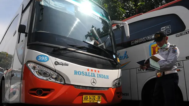 20160629-Persiapan Arus Mudik, Petugas Kemenhub Cek Kelaikan Bus di Tangsel-Tangerang