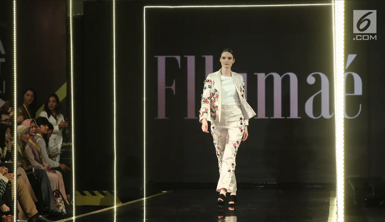 Model membawakan brand asal Amerika, Fllumae saat Jakarta Modest Fashion Week di Gandaria City, Jakarta, Minggu (29/7). (Liputan6.com/Herman Zakharia)