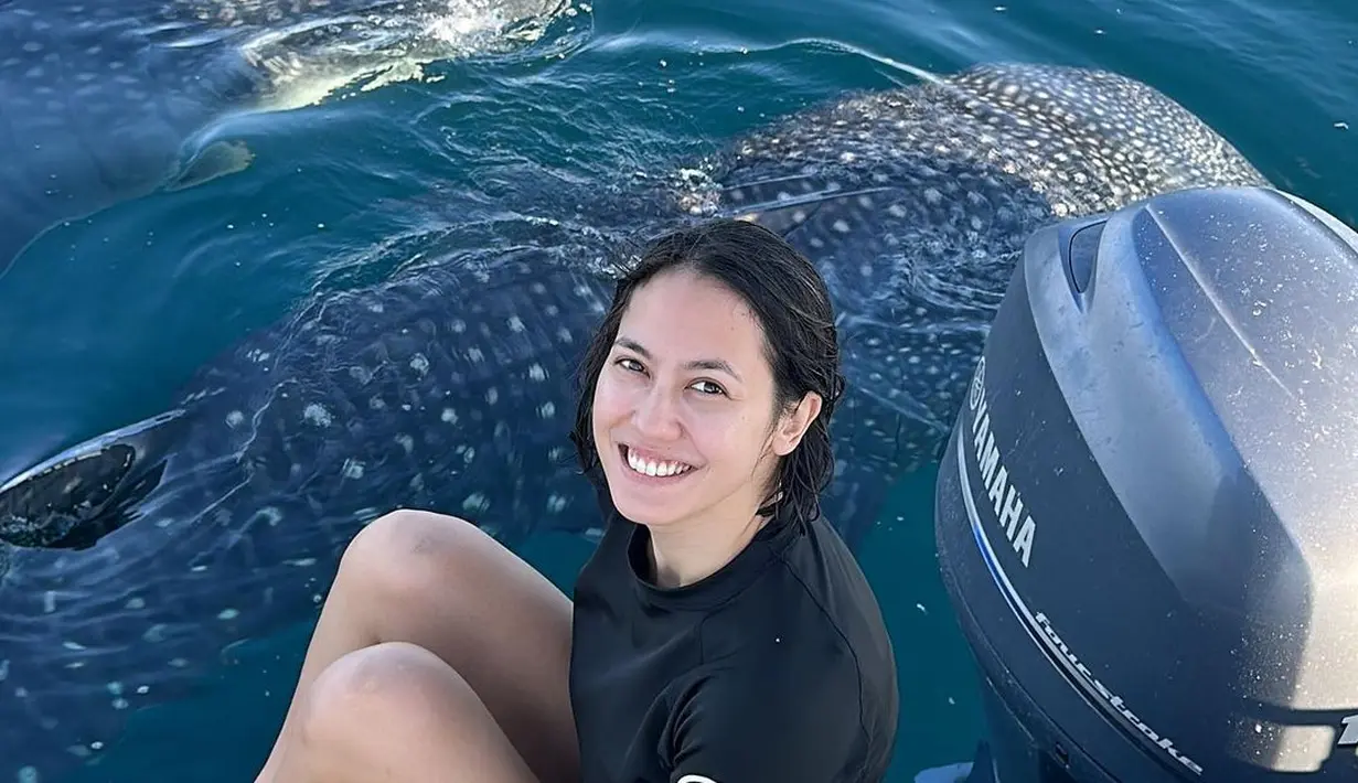 Ia yang suka kegiatan outdoor pun tak insecure karena rajin merawat kesehatan kulit. [Instagram @pevpearce]