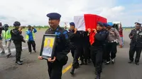 Anggota Brimob mengantarkan kepulangan jenazah Bripka (anumerta) Hendra Saut Parulian Sibarani, korban kerusuhan Papua, ke Riau. (Liputan6.com/Istimewa/M Syukur)