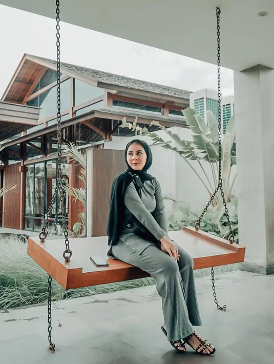 Memakai busana setelan senada seperti Kesha ini juga terlihat menawan. Meski begitu, gaya OOTD Kesha Ratuliu dengan busana setelan satu warna yang dipadukan hijab hitam tetap terlihat stylish. (Liputan6.com/IG/@kesharatuliu05)
