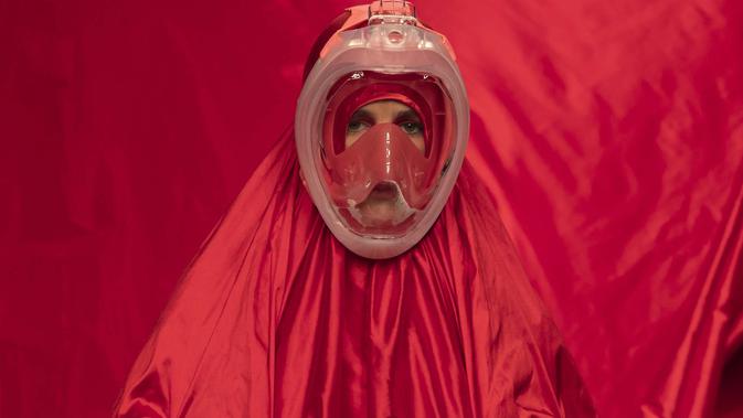 Seorang model mengenakan kreasi Accidental Cutting selama Mercedes-Benz Fashion Week di Madrid, Spanyol, Minggu, (13/9/2020). (AP Photo/Paul White)