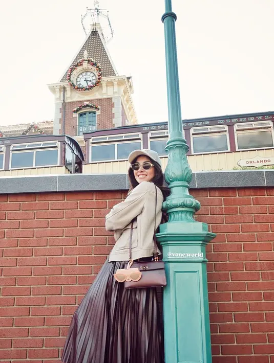 Nisya yang kini menjabat sebagai anggota DPRD juga ikut liburan. Ia mengenakan jaket coklat senada dengan rok plisket panjang dan sling bag. Ia mengenakan sepatu boots Louis Vuitton. [@nissyaa]
