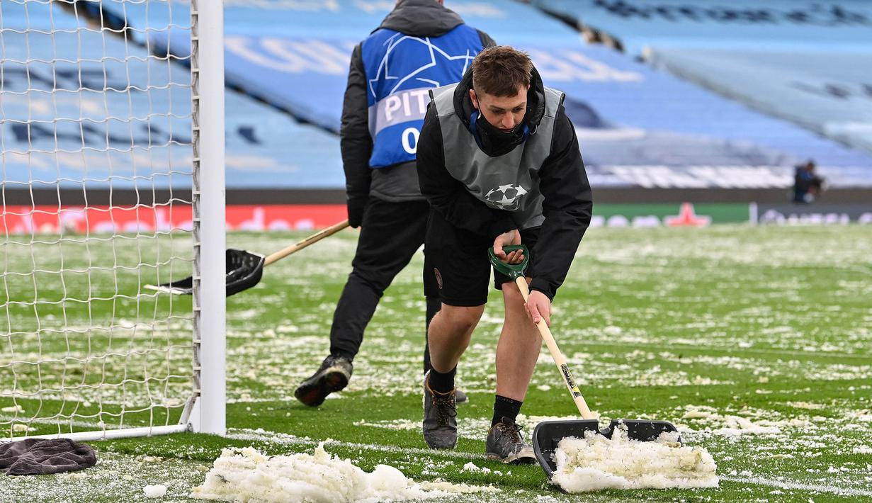 FOTO: Potret Kerja Keras Petugas Membersihkan Salju Sebelum Laga Manchester City Vs PSG - Dunia ...