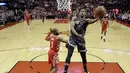 Pebasket San Antonio Spurs, Rudy Gay, berusaha  memasukkan bola saat melawan Houston Rockets pada laga NBA di Toyota Center Selasa (13/2/2018). Houston Rockets menang 109-93 atas San Antonio Spurs. (AP/David J. Phillip)
