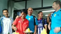 Pemain dan pelatih Persib Bandung menghadiri syukuran SK pembekuan PSSI dicabut, yang digelar pengusaha konveksi di Bandung.