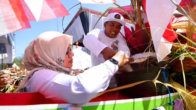 Bupati Ipuk ikut meramaikan Petik Laut di Pantai Lampon. (Hermawan/Liputan6.com)