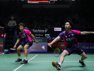 Pasangan ganda putra Indonesia, Marcus Fernaldi Gideon/Kevin Sanjaya Sukamuljo saat bertanding melawan rekan senegaranya, Wahyu Nayaka Arya Pangkaryanira/Ade Yusuf Santoso dalam babak 32 Besar Turnamen Bulu Tangkis East Ventures Indonesia Open 2022 di Istora Senayan, Jakarta, Selasa (14/6/2022). Marcus/Kevin menang dua game langsung 21-19, 21-16. (Bola.com/Bagaskara Lazuardi)