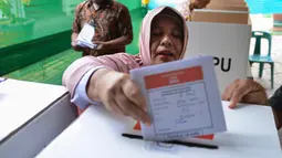 Warga memasukan surat suara yang telah dicoblos pada pemungutan suara ulang pemilu 2019 di TPS-6 Desa Lamteumen Timur, Banda Aceh, Aceh, Kamis (25/4). Pemungutan suara ulang karena adanya penggunaan formulir C6 pemilih yang telah meninggal pada pemilu 17 April lalu. (CHAIDEER MAHYUDDIN/AFP)