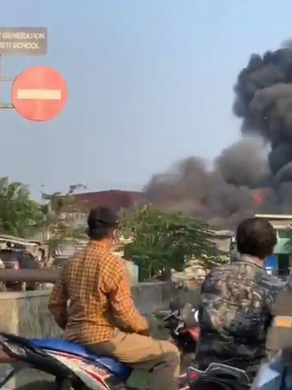 Potret suasana terbakarnya gudang penyimpanan milik Kapten Vincent. (Sumber: Instagram/@vincentraditya)