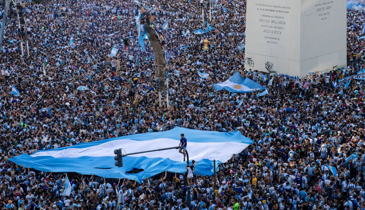 Suporter merayakan kemenangan timnas sepak bola Argentina atas Prancis pada pertandingan sepak bola final Piala Dunia Qatar 2022 di Buenos Aires, Argentina, 18 Desember 2022. Argentina menang 4-2 dalam drama adu penalti setelah pertandingan berakhir imbang dengan skor 3-3. (AP Photo/Rodrigo Abd)