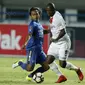 Bek Persib Bandung, Hariono, berusaha menghadang Striker PSM, Djite Jose, pada laga Piala Presiden di Stadion GBLA, Bandung, Jumat(26/1/2018). Skor babak perrtama 0-0. (Bola.com/M Iqbal Ichsan)