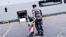 Anggota Marinir melepas kerinduan dengan anak-anak mereka dengan mengajaknya ke dalam kapal. Hampir satu bulan lebih para Marinir ini meninggalkankan keluarganya, Jakarta, Selasa (2/9/2014) (Liputan6.com/Faizal Fanani)