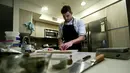 Chef Christopher Sayegh mengolah daging untuk dijadikan hidangan di salah satu restoran Los Angeles, AS (29/4). Christopher menggunakan ekstrak ganja untuk menambah cita rasa masakan. (Reuters/ Mario Anzuoni)