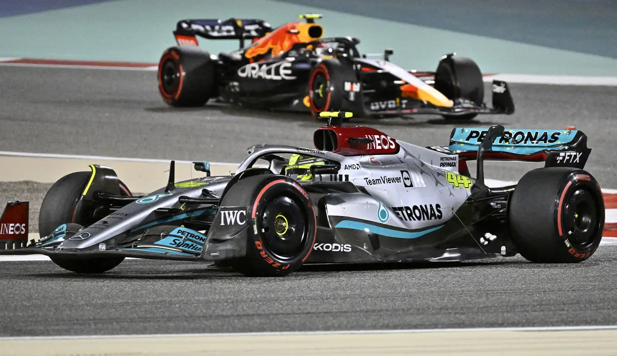 Lewis Hamilton sukses menyabet podium pertama saat Formula 1 GP Bahrain pada 20 Maret 2022. Pebalap asal Inggris tersebut berhasil finis di urutan ketiga di bawah Carlos Sainz dan Charles Leclerc. Kemenangan tersebut juga tak lepas dari dua pebalap Red Bull, Max Verstappen dan Sergio Perez yang mengalami masalah pada mobilnya sehingga gagal finis. (AFP/Mazen Mahdi)
