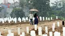 Warga berziarah di makam jenazah dengan protokol Covid-19, TPU Srengseng Sawah Dua, Jakarta, Kamis (18/3/2021). Dinkes DKI Jakarta mencatat penambahan kasus kematian akibat Covid-19  pada Maret 2021 berada diatas 40 atau meningkat dari 1,6 menjadi 1,7 persen. (Liputan6.com/Helmi Fithriansyah)