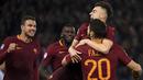 Para pemain Roma merayakan gol Federico Fazio, gol Fazio tercipta pada menit ke-58 yang membuat AS Roma unggul sementara 2-0 pada laga Serie A Italia di  Olimpico stadium, Roma, (7/2/2017). AS Roma akhirnya menang 4-0. (Maurizio Brambatti/ANSA via AP)