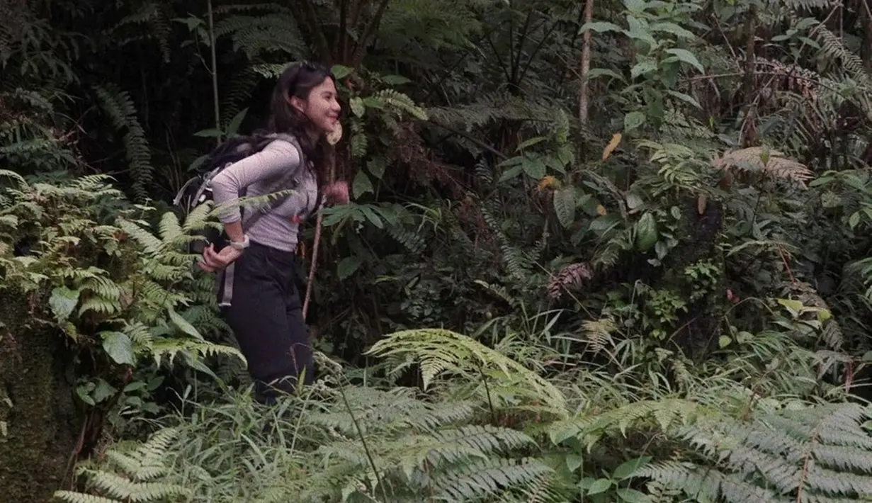 Sahabat dari Sheila Dara dan Fita Anggriani sering melepas penat dengan naik gunung. Trek hutan lebat biasa ia telusuri dan Dinda tampak sumringah saat menjalani hobinya tersebut. Alam bebas terasa menyenangkan bagi Dinda saat trekking hutan di jalur gunung. (Liputan6.com/IG/@adindathomas)