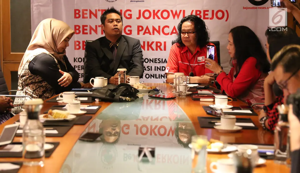 CEO PT Dinamika Utama Jaya Zainal Aziz dan Ketua Perkoin Jack Tumewan saat diskusi bisnis digital di Jakarta, Minggu (18/8/2019). Dalam diskusi tersebut membahas bisnis digital decacorn kedepan. (Liputan6.com/Angga Yuniar)