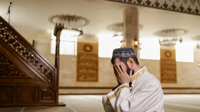 Pria berdoa setelah sholat (Pexels)