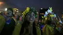 Ekspresi salah satu suporter Brasil menyaksikan tim asuhan Luiz Felipe Scolari berlaga melawan Kamerun melalui layar lebar di pantai Copacabana, Rio de Janeiro, (23/6/2014). (REUTERS/Pilar Olivares)