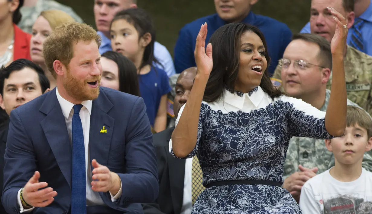 Reaksi Pangeran Harry dan Michelle Obama saat menghadiri sebuah acara di Fort Belvoir, Virginia, Rabu (28/10). Pertemuan ini diadakan untuk mendukung pelaksanaan Invictus Games Orlando 2016 kepada para tentara yang terluka. (AFP PHOTO/SAUL Loeb)