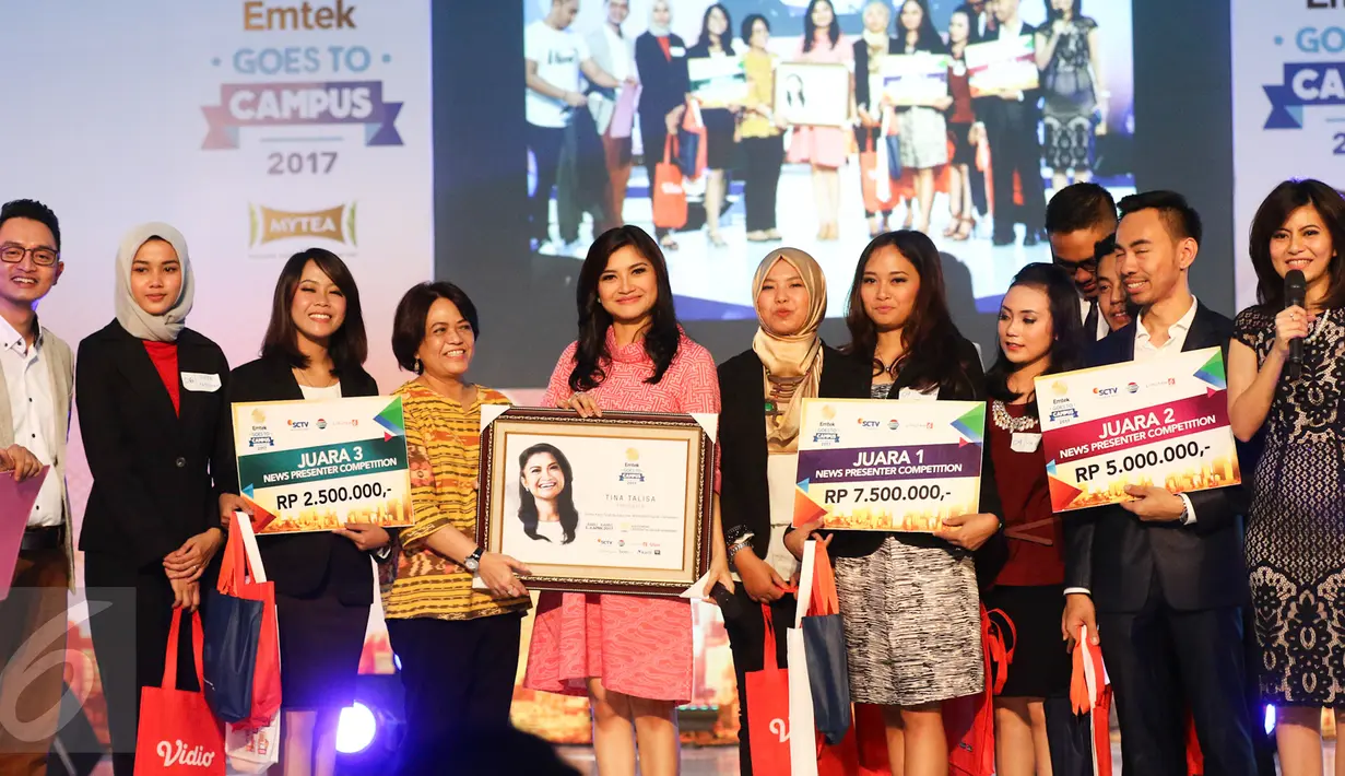 Wapemred SCTV, Endah Saptorini (keempat kiri) bersama Tim juri dan peserta News Presenter Competition Emtek Goes To Campus 2017 foto bersama usai acara di Kampus Negeri Semarang, Jawa Tengah, Kamis (6/4). (Liputan6.com/Yoppy Renato)