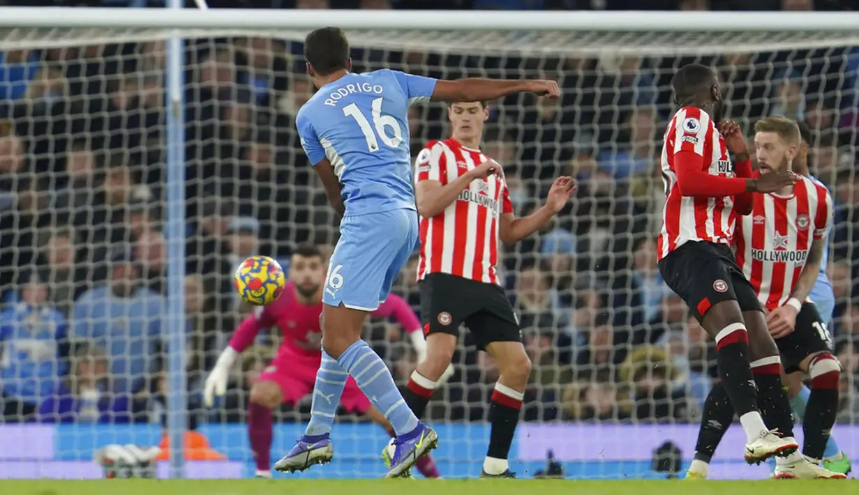 Pemain Manchester City Rodrigo (tengah kiri) menendang bola ke gawang Brentford pada pertandingan sepak bola Liga Inggris di City of Manchester Stadium, Manchester, Inggris, 9 Februari 2022. Manchester City menang 2-0. (AP Photo/Jon Super)