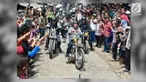 Bersama sejumlah menteri, Jokowi touring menggunakan motor choppernya di Sukabumi sambil mengunjungi sejumlah desa padat karya.