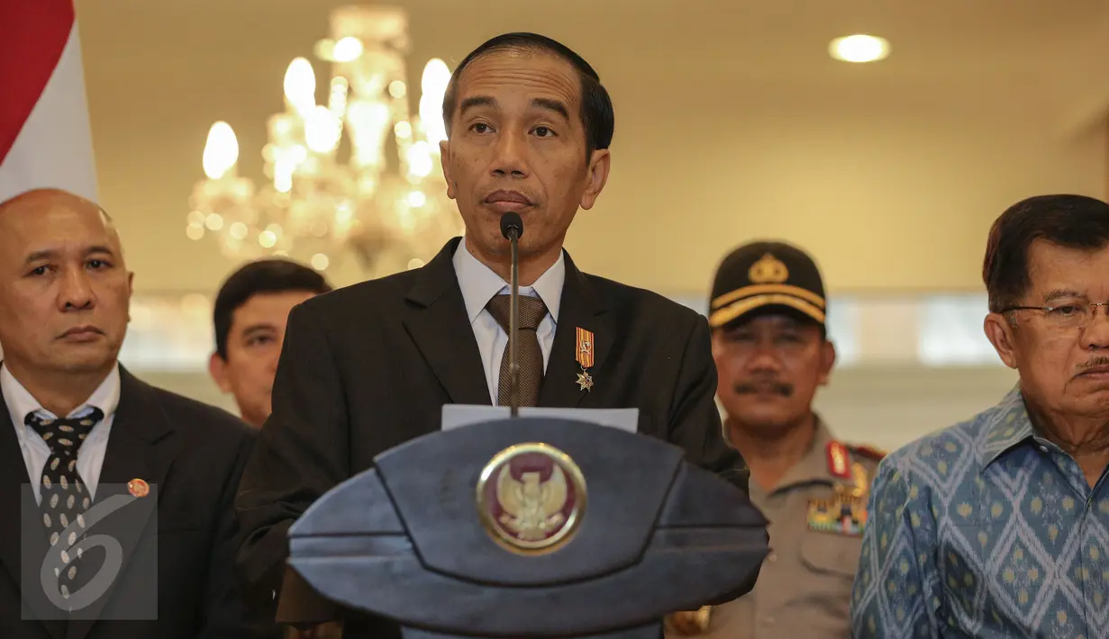 Presiden Jokowi saat memberi keterangan pers ditemani wakil Presiden Jusuf Kalla di Bandara Halim Perdana Kusuma, Jakarta, Sabtu (24/10/2015). Jokowi ingin melihat langsung perkembangan ekonomi digital dan kreatif di AS. (Liputran6.com/Faizal Fanani)