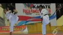 Salah satu aksi peserta Kejuaraan Nasional (Kejurnas) Karate Panglima TNI III di GOR Ahmad Yani Mabes TNI Cilangkap, Jakarta, Kamis (15/1/2015). (Liputan6.com/Herman Zakharia)