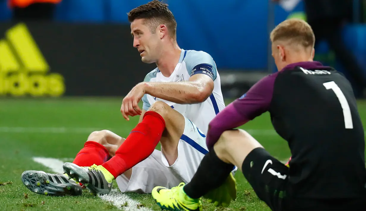 Ekspresi kesedihan pemain timnas Inggris, Gary Cahill setelah Inggris menderita kekalahan 1-2 dari Islandia pada babak 16 besar Euro 2016 yang digelar di Stadion Stade de Nice, Prancis, Selasa (28/6). (REUTERS/Kai Pfaffenbach Livepic)