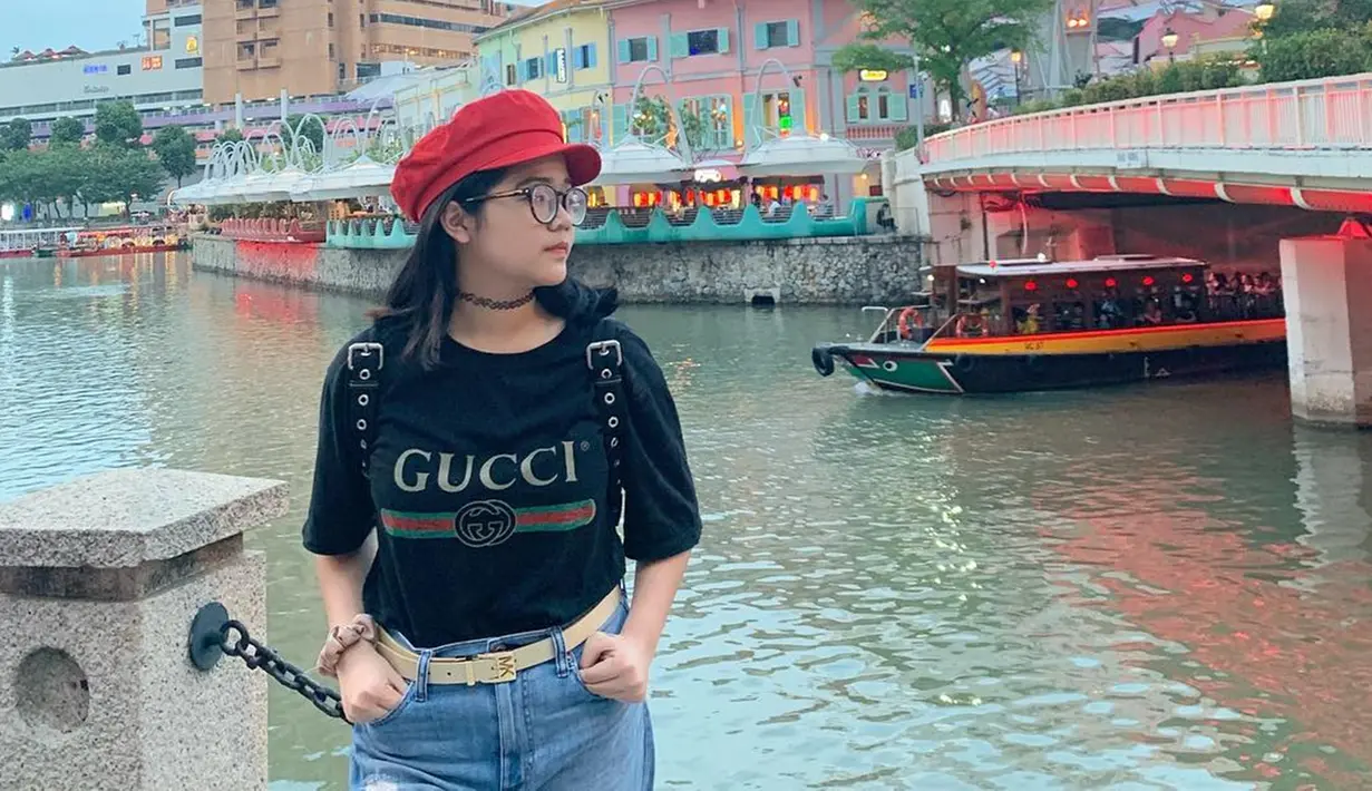 Gaya Cinta kuya dengan kaus serta celana jeans dan ikat pinggang satu ini terlihat cukup simpel. Namun, perempuan yang akan menempuh pendidikan di Amerika Serikat ini memilih menggunakan topi berwarna merah untuk menambah detail. (Liputan6.com/IG/@cintakuya)