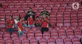 Beberapa pendukung Timnas Indonesia U-23 menyaksikan laga Garuda Muda melawan Filipina pada laga kedua di Grup A Piala AFF U-23 2025 di Stadion Utama Gelora Bung Karno (SUGBK), Jakarta, Jumat (18/7/2025) malam WIB. (Liputan6.com/Helmi Fithriansyah)