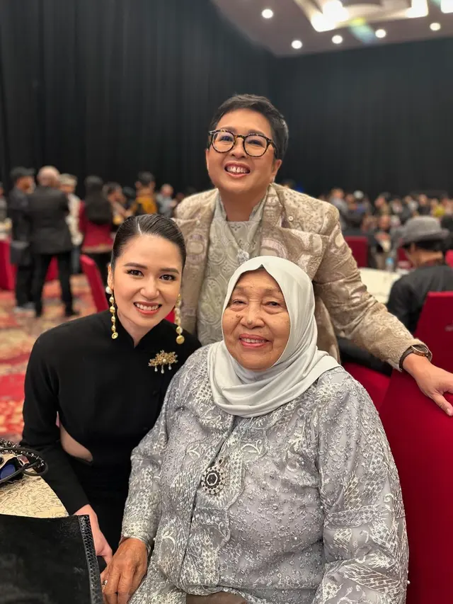 5 Potret Tampilan Anggun Laura Basuki dengan Cut Out Backless Dress Bersiluet Kebaya di FFI 2024