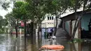 Beberapa ruas jalan di ibu kota Hanoi terendam banjir akibat hujan deras yang turun pada Selasa 26 Agustus 2025 pagi. (Nhac NGUYEN/AFP)