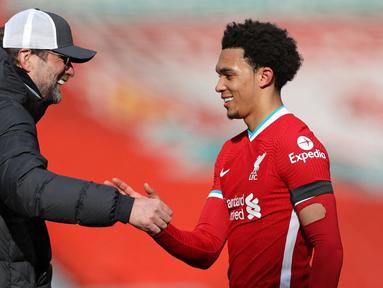 Jurgen Kloop memberikan selamat kepada Trent Alexander-Arnold usai berhasil membawa Liverpool menang atas Aston Villa di menit akhir pertandingan. (Foto: AFP/Pool/Clive Brunskill)