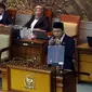 Ketua DPR Setya Novanto memberikan penjelasan saat Rapat Paripurna DPR RI Ke-18 Masa Sidang III Tahun Sidang 2016-2017, Jakarta, Kamis (23/2). Sidang tersebut membahas Penutupan Masa Sidang dan sejumlah agenda RUU (Liputan6.com/Johan Tallo)