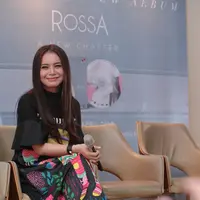Dalam penggarapan albumnya kali ini, ia melibatkan banyak musisi dari dalam dan luar negeri. Salah satunya Ryan D'Masiv. Ryan bangga bisa menciptakan lagu untuk Rossa yang berjudul Jangan Hilangkan Dia. (Adrian Putra/Bintang.com)