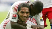 Selebrasi striker Hamburg SV, Jose Paolo Guerrero (kiri) dengan rekannya bek Dennis Aogo di laga lawan FC Koln yang digelar di HSH Nordbank Arena, 30 Agustus 2009. Hamburg unggul 3-1. AFP PHOTO DDP / DANNY GOHLKE