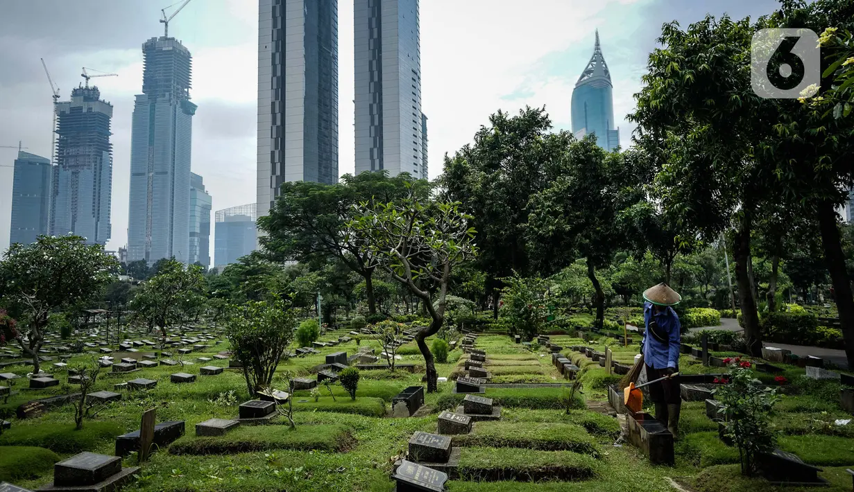 Petugas membersihkan makam yang ada di TPU Karet Bivak, Jakarta, Kamis (4/3/2021). Komisi D DPRD DKI Jakarta meminta kepada Pemprov DKI Jakarta khusunya Dinas Pertamanan dan Hutan Kota untuk menyederhanakan proses izin perpanjangan sewa makam di Jakarta. (Liputan6.com/Faizal Fanani)