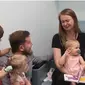 Reaksi ibu melihat putrinya bisa mendengar pertama kali (Foto: Youtube/Cook Children's Health Care System)