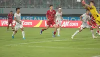Pertandingan Timnas Indonesia melawan Vietnam pada lanjutan Piala AFF 2026 di Stadion Pakansari, Bogor, Senin (3/8/2026). (Bola.com/Budy Santoso)