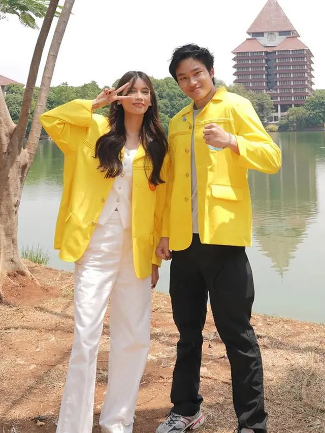 Sabrina Chairunnisa Kompak dengan Putra Sambung Azka Corbuzier Kenakan Almamater Kuning. [@sabrinachairunnisa_]