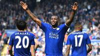 Kapten Leicester City, Wes Morgan (tengah), merayakan gol ke gawang Southampton pada laga Premier League di King Power Stadium, Leicester, Minggu (3/4/2016). (AFP/Ben Stansall)