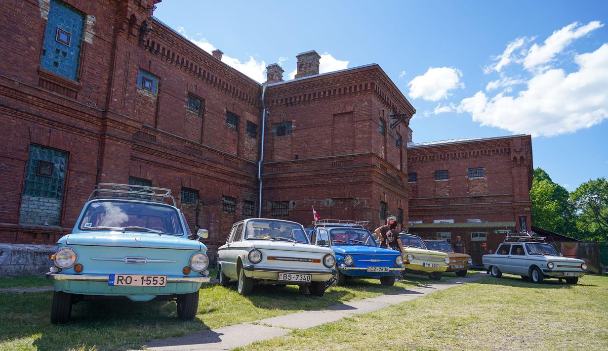 Deretan mobil antik dipamerkan dalam sebuah festival yang diadakan di Karosta di Kota Liepaja, Latvia, pada 14 Juni 2020. (Xinhua/Janis Laizans)