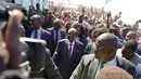 Mantan Presiden Zimbabwe, Robert Mugabe tiba untuk memberikan suara dalam pemilihan umum negara itu di TPS distrik Highfield, Harare, Senin (30/7). Mugabe pertama kalinya menggunakan hak pilihnya setelah dilengserkan November 2017. (AFP/Zinyange AUNTONY)